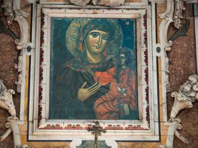 Ha in braccio Ges� bambino benedicente con in mano un rotolo di carta. Raffigura la Madonna Odegitria. Si tratta di un�icona bizantina probabilmente del XIV secolo, molto simile al dipinto della Madonna della Madia presente nella Cattedrale di Monopoli. Secondo il racconto approd� sulle coste adriatiche nel 1117, su di una zattera